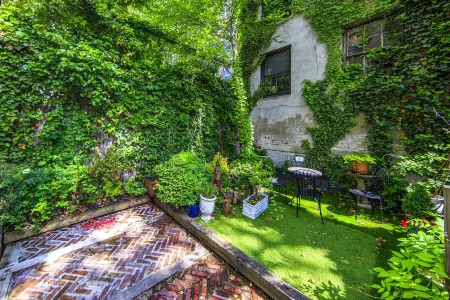 Chelsea Pines Inn Отели рядом с достопримечательностью «Swiss Institute»