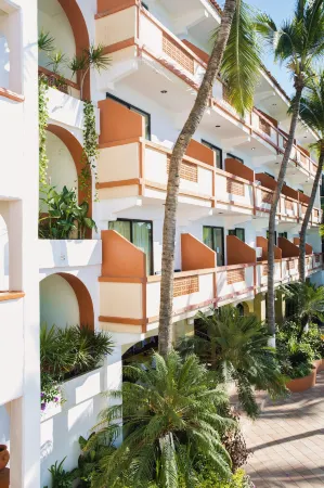 Hotel El Pescador Отели рядом с достопримечательностью «Los Muertos Beach Pier»