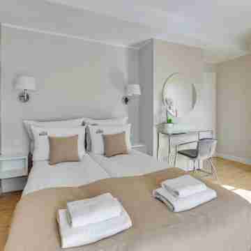 Aura III Apartments & Free Parking by Downtown Apartments Rooms