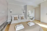 Aura III Apartments & Free Parking by Downtown Apartments