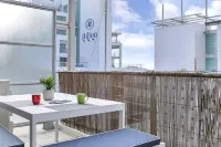 Deluxe Waterfront & City Apartment