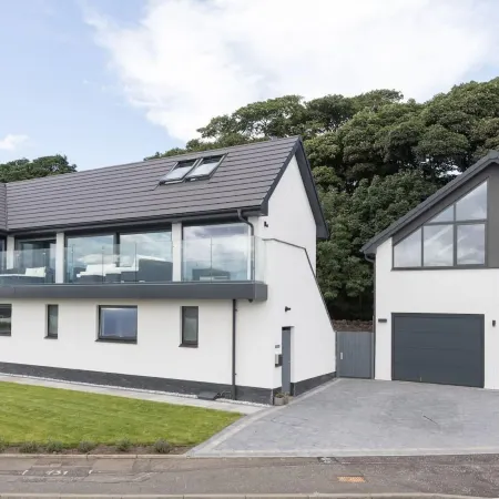 1 Bed Studio - Sleeps 4 - Parking - Wifi