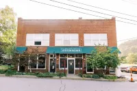 The NuWray Hotel & Carriage House Hôtels à : Burnsville