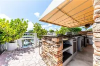 ลักซ์ 4BR ริมน้ำพร้อมสระว่ายน้ำที่ทำความร้อน 5นาทีถึงชายหาด โรงแรมใน