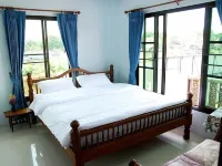 Loy Manee House Hotels near Queen Suriyothai Monument
