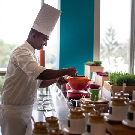 Holiday Inn BENGALURU RACECOURSE by IHG Отели рядом с достопримечательностью «Торговый квартал Ганди-Базар»