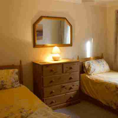 3 Bed Bungalow - Sleeps 6 - Pet Friendly - Parking Rooms