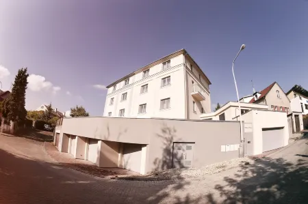 Villa na Vinici Отели рядом с достопримечательностью «Vltava Beach»