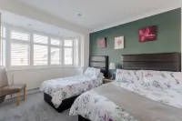 Apple House Wembley - Family Room with Shared Bathroom Các khách sạn ở Edgware