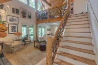 2-Bedroom House with Spacious Outdoor Living area in Mirror Lake neighborhood