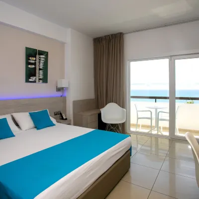 Les Palmiers Beach Boutique Hotel & Luxury Apartments Отели рядом с достопримечательностью «Площадь Святого Лазаря»