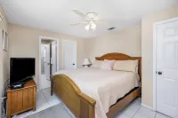 Gulf side condo be on the beach in minutes!
