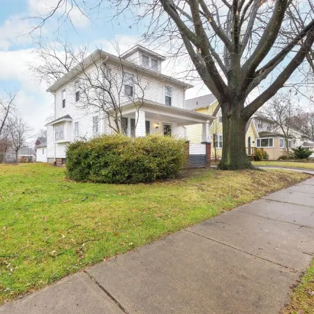 Cozy, Convenient Getaway 3Bd2Ba dog-friendly home in wonderful Akron, OH