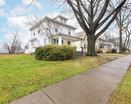 Cozy, Convenient Getaway 3Bd2Ba dog-friendly home in wonderful Akron, OH Hotels in Akron