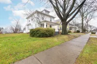Cozy, Convenient Getaway 3Bd2Ba dog-friendly home in wonderful Akron, OH