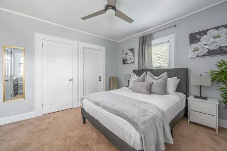 Lavish 3 Bedroom 1 Bath house-10 minutes to EWR/ FREE parking for multiple cars.