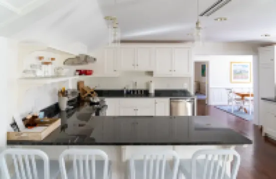 Spacious 1 bedroom apartment in town with a water view! カムデンのホテル