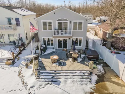 Bay-breeze Inn on Oneida Lake! Hotels near Surf City