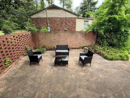 Spacious 4 BR 3 Full Bath House Near Airport & Shopping!