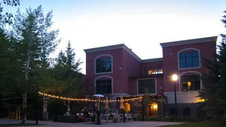 Gas Fireplace and Spacious Modern Luxury - Elegant Oasis Отели рядом с достопримечательностью «Дир-Вэлли»