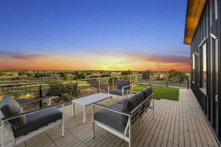 Rooftop Terrace and Stunning Mountain Views - Elegant Desert Haven Отели в г. Valle