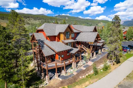 Luxurious Amenities and Scenic Views - Stunning Keystone Retreat