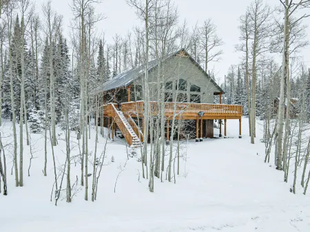 Hot Tub and Scenic Views - Upscale Mountain Retreat Отели рядом с достопримечательностью «Брайан Хед Резорт»