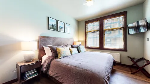 Luxury Kitchen and Year-Round Hot Tub - Lavish Modern Oasis