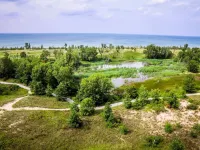 Private Entrance and Scenic Trail to Beach Access - Charming Getaway