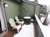 Spacious Layout and Resort Amenities - Inviting Ski Retreat Hôtels à : Comte de Grand