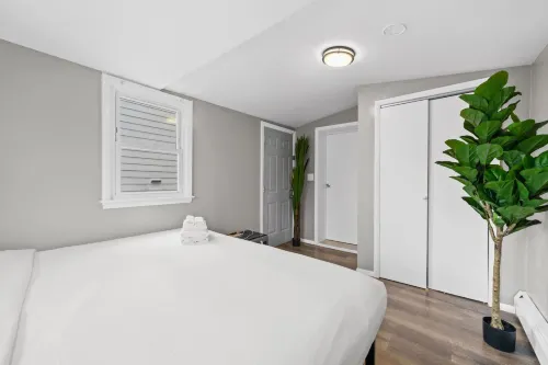 Modern Comfort with Easy NYC Transit Access - Charming Getaway Hotels in Bayonne