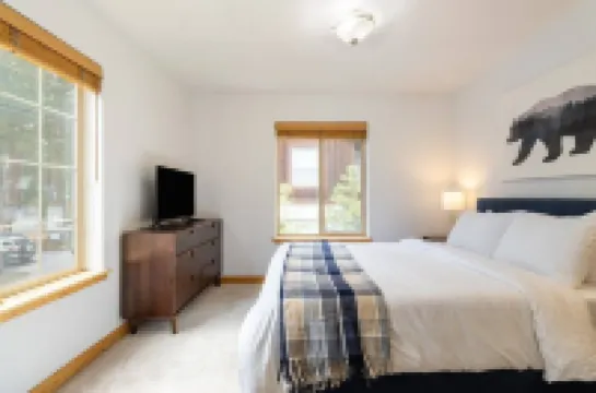 Stylish Townhome with Private Patio and Cozy Living Space - Charming Retreat