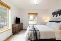 Stylish Townhome with Private Patio and Cozy Living Space - Charming Retreat