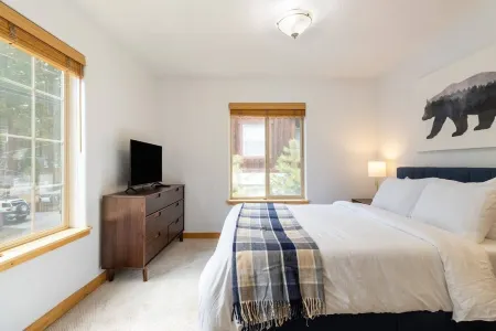 Stylish Townhome with Private Patio and Cozy Living Space - Charming Retreat Отели рядом с достопримечательностью «Государственная зона отдыха Кингс Бич»