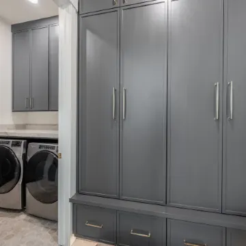 Breathtaking Mountain and Lake Views, Expansive Balcony, Private Hot Tub, BBQ Grill. Perfect Summer!