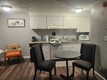 Stylish Hideaway - Full Kitchen, Near Bases, Dining, Shops