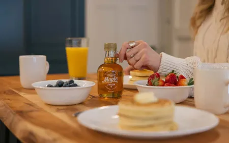 High-End Kitchen and Backyard Pond - Charming Luxury Haven Отели в г. Запад Виндзор