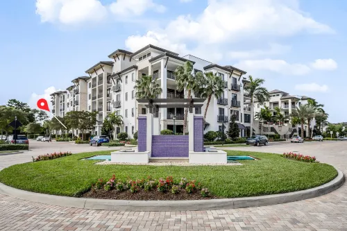 Naples Square Paradise