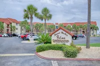 Water view studio with a patio, pool access, and central AC - snowbird friendly 나바르 비치 시 투르틀 컨저베이션 센터 주변 호텔