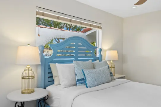 Pool, Spa, Tiki Hut and Spacious Backyard - Charming Retro Oasis