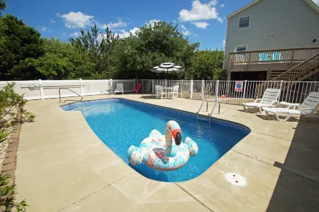 Inviting Pool and Soothing Whirlpool Tub - Gorgeous Retreat Отели в г. Королла