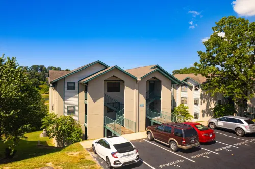 Golf course views with pool access, balcony & grill - prime location