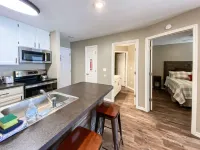 Inn Building Condo #102- Updated Ground Level Hotel a Garden