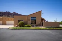Private Hot Tub and Community Pool Access - Luxurious Cozy Oasis