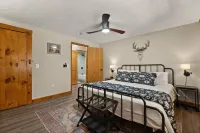 Spacious Entertainment Room and Cozy Atmosphere - Charming Cedar Retreat Hotels in Pulaski County