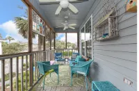 Spacious Living Areas and Outdoor Showers - Charming Family Haven فنادق في تيبي أيلاند