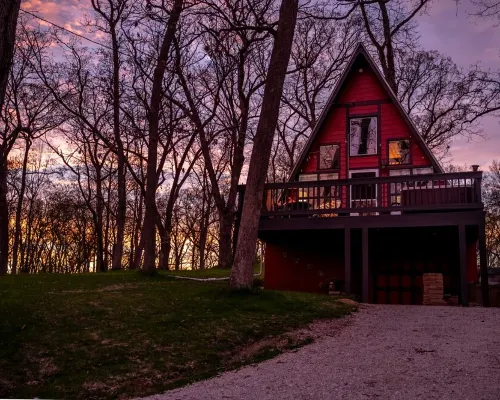Cozy 2-bedroom Aframe in charming Lake Geneva with a hot tub and fireplace Hotels in Como