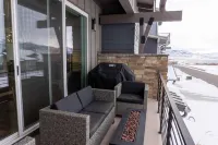 Incredible Views and Inviting Outdoor Space - Stunning Modern Retreat Hotels in Hideout