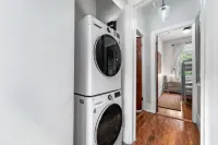 Spacious Layout and Modern Amenities - Gorgeous Urban Retreat Hotel di Edgewater