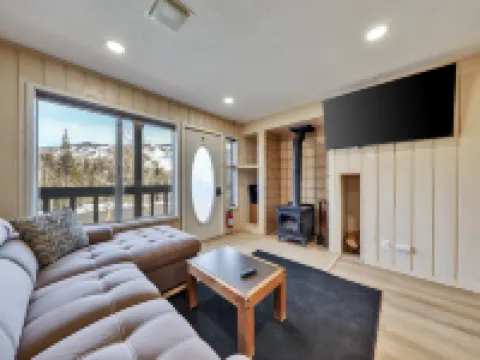 Cozy Comfort and Mountain Adventure - Charming Retreat